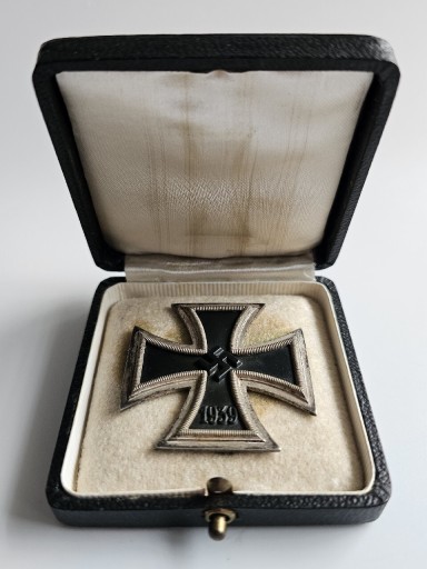 Zdjęcie oferty: Krzyż żelazny 1 klasa, sygnowany L/16 w pudełku. 