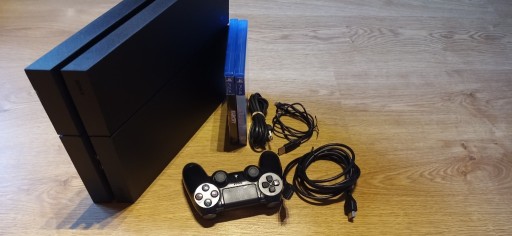 Zdjęcie oferty: Zadbane PlayStation 4 1TB z padem, grami oraz okablowaniem