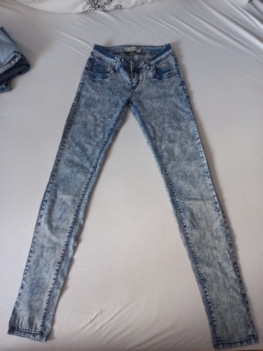 Zdjęcie oferty: Jasno jeansowe spodnie typu biodrówki