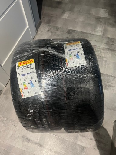 Zdjęcie oferty: Sprzedam opony P ZERO WINTER 255/40 R19XL