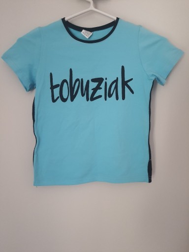 Zdjęcie oferty: bluzka niebieska 122/128 czarny napis "Łobuziak"