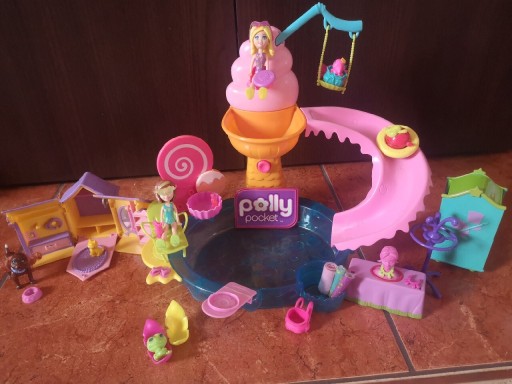 Zdjęcie oferty: Polly Pocket Zestaw Basen Zjeżdżalnia Piesek Laleczki Magiczna Szafa TOP