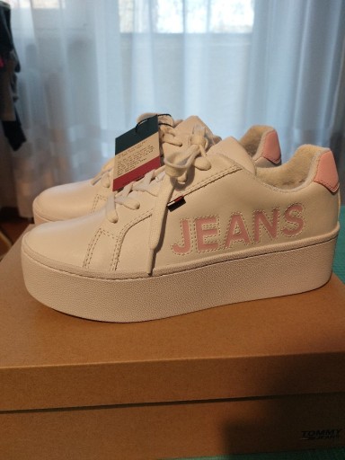 Zdjęcie oferty: Sneakersy damskie Tommy Hilfiger rozm.37