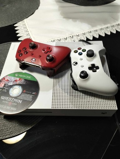 Zdjęcie oferty: Xbox One S 1T. Dwa pady+ Wiedźmin 3 :Dziki Gon