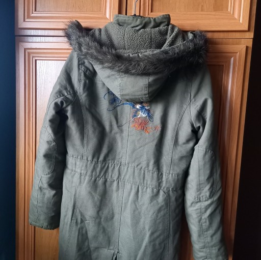 Zdjęcie oferty: długa zimowa kurtka khaki z haftem M