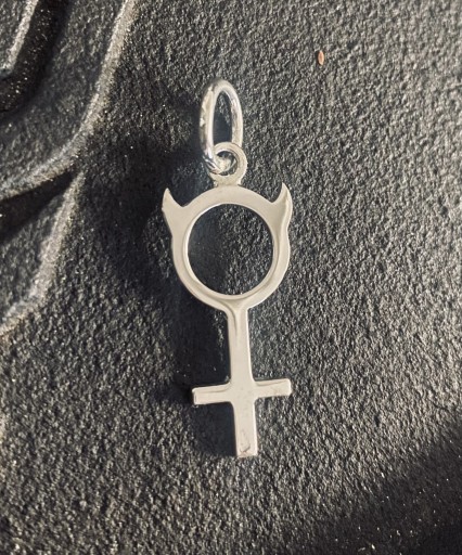 Zdjęcie oferty: Nowa srebrna zawieszka symbol żeński Diabełek