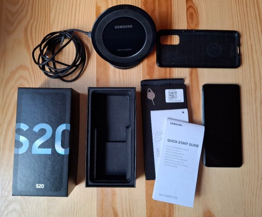 Zdjęcie oferty: Smartfon Samsung Galaxy S20 G980F/DS 8GB +etui SPIGEN +ładowarka indukcyjna