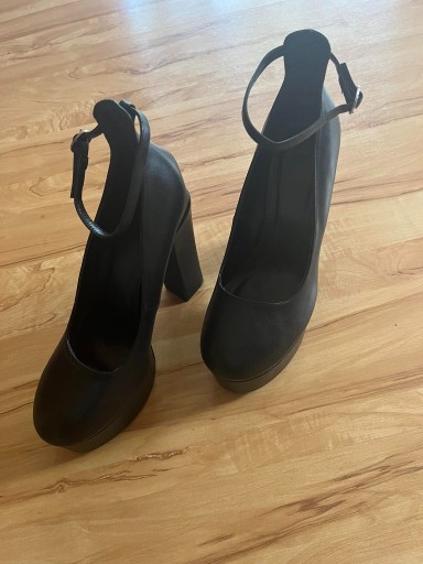 Zdjęcie oferty:  Damskie czarne buty na grubej podeszwie roz.40
