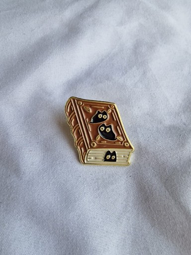 Zdjęcie oferty: Przypinka pin pins wpinka broszka kot książka 