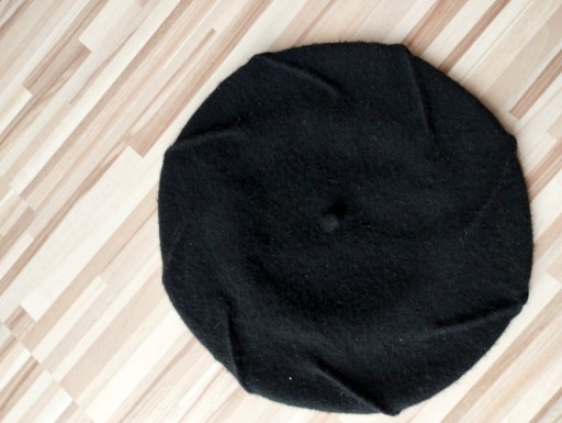 Zdjęcie oferty: Czarny wełniany beret damski, 55 cm