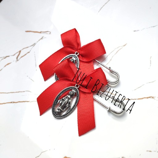 Zdjęcie oferty: Czerwona kokardka agrafka broszka wózek medalikiem