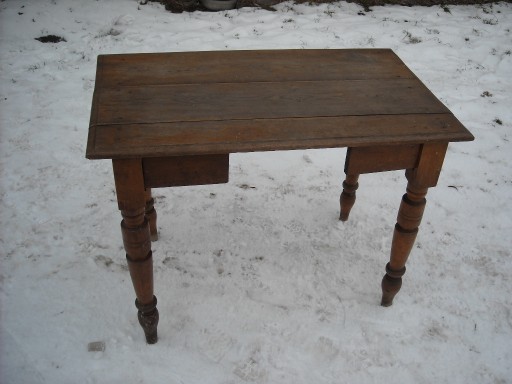 Zdjęcie oferty: Stół z toczonymi nogami