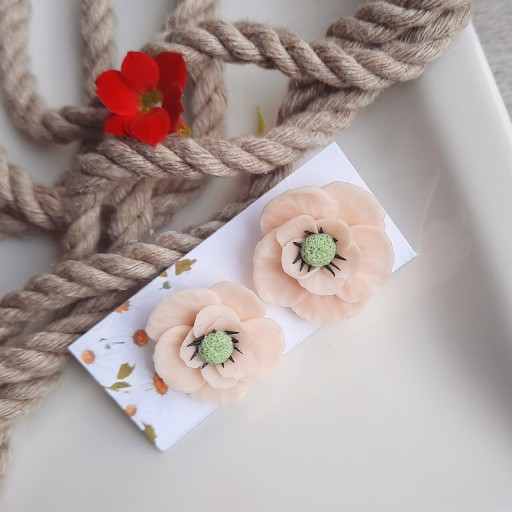 Zdjęcie oferty: Kolczyki sztyfty pudrowo różowe kwiaty 2cm