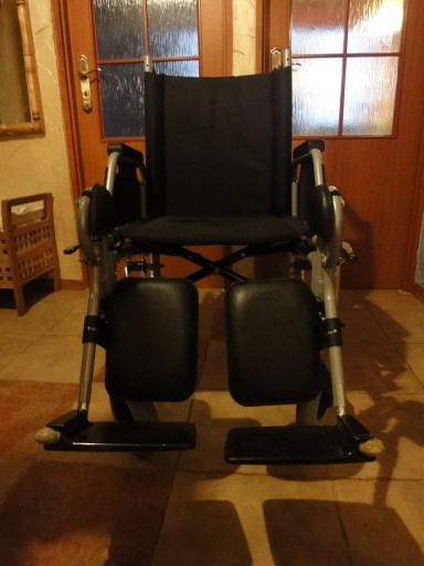 Zdjęcie oferty: Prawie nowy, składany wózek inwalidzki
