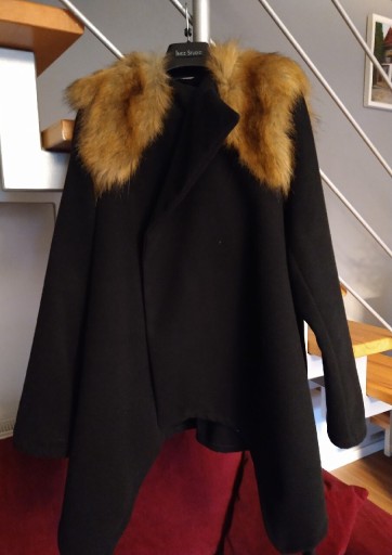 Zdjęcie oferty: Czarny płaszcz narzutka z futerkiem 36
