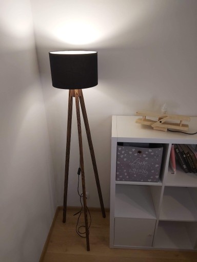 Zdjęcie oferty: Lampa trójnóg własnoręcznie robiona, drewno 