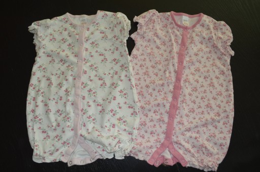 Zdjęcie oferty: NEXT 2x urocze body i letnie czapeczki, 12-18 m-cy