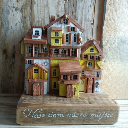 Zdjęcie oferty: Domki drewniane żółte na kawałku drewna dekoracja 