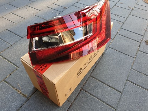 Zdjęcie oferty: Lampa prawa tył Skoda Superb III 3. sedan