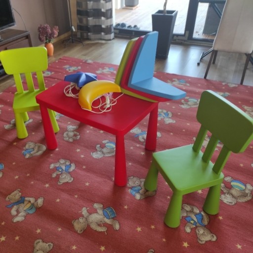 Zdjęcie oferty: Zestaw do pokoju dziecięcego (stolik,krzesełka...)
