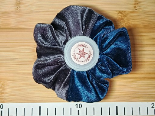 Zdjęcie oferty: Aksamitna scrunchie średniej wielkości w kolorze grafitowo-morskim