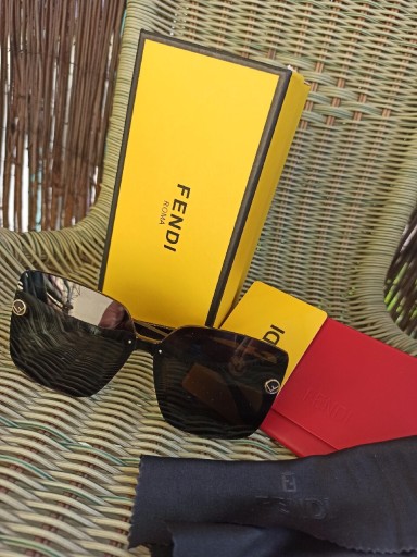 Zdjęcie oferty: Casualowe okulary przeciwsłoneczne Fendi 