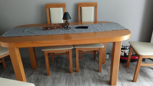 Zdjęcie oferty: Piękny Stół z sześcioma krzesłami 