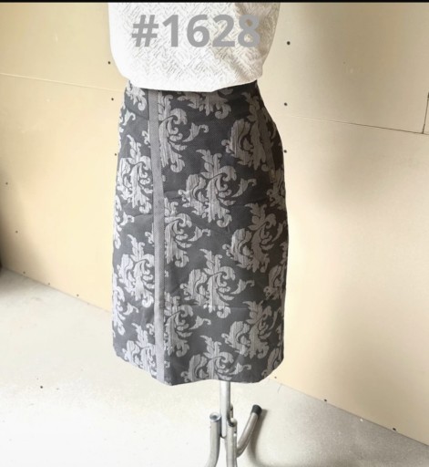 Zdjęcie oferty: Spódnica XL/42 we wzór przed kolano #1628