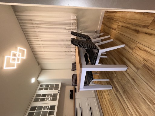 Zdjęcie oferty: Komplet stołu i krzeseł do jadalni/salonu