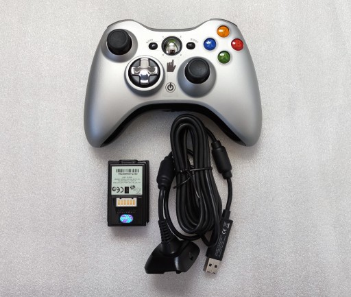 Zdjęcie oferty: Pad Bezprzewodowy Xbox 360 Srebrny D-Pad JAK NOWY +Play & Charge Kit 