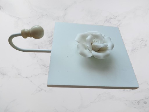 Zdjęcie oferty: WIESZAK ŚCIENNY Z KWIATEM HACZYK WIESZACZEK NA UBRANIA UCHWYT NA KLUCZE