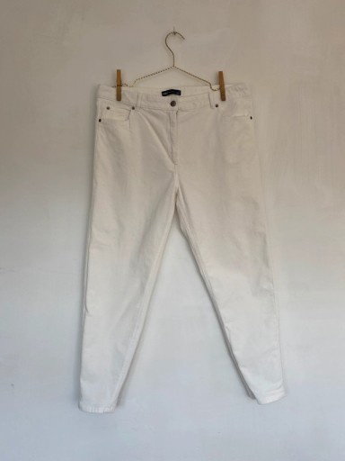 Zdjęcie oferty: Białe sztruksowe spodnie Marks & Spencer rurki dopasowane proste 44