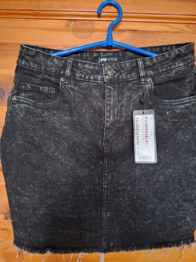 Zdjęcie oferty: Spodniczka jeansy czarna krótka (XL) New Yorker 