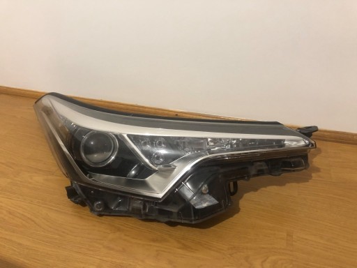 Zdjęcie oferty: Prawa lampa reflektor prawy Toyota CHR