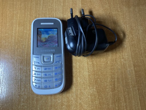 Zdjęcie oferty: Telefon komórkowy Samsung GT-E1200 z ładowarką