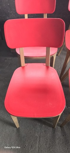 Zdjęcie oferty: Krzesła drewniane z czerwonym dodatkiem