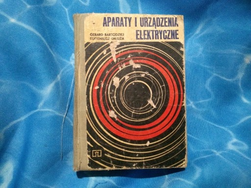 Zdjęcie oferty: książka Aparaty i urządzenia elektryczne