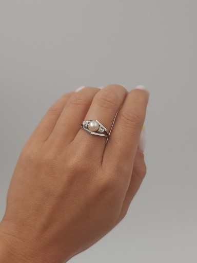 Zdjęcie oferty: Złoty pierścionek z perłą i diamentami CERTYFIKAT