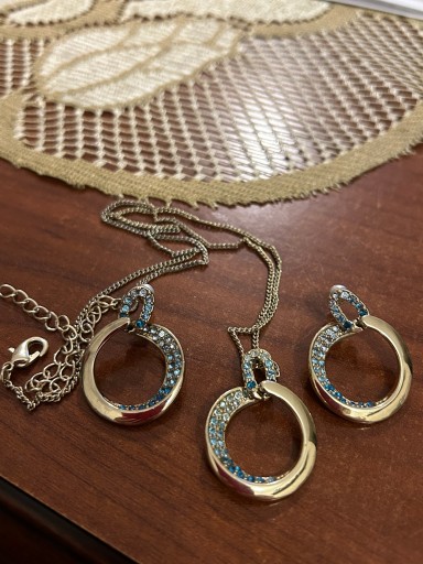 Zdjęcie oferty: Komplet biżuterii kolczyki i wisiorek