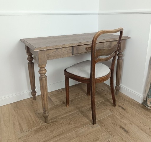 Zdjęcie oferty: Biurko dębowe z szufladą lity dąb nogi toczone 