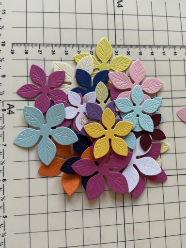 Zdjęcie oferty: Scrapki kwiatki mix kolorów 3 rozmiary 100 szt 