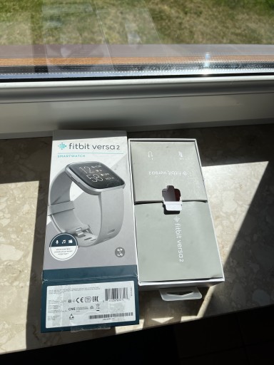 Zdjęcie oferty: Smartwatch Fitbit Versa 2 IDEALNY 4 PASKI