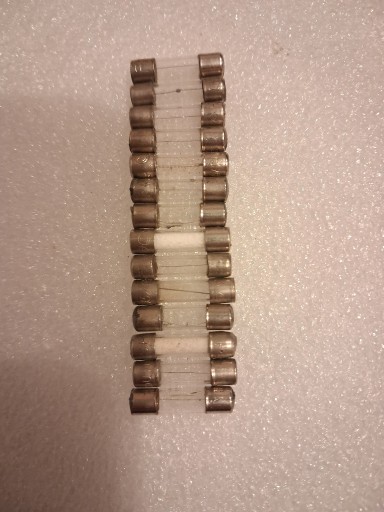 Zdjęcie oferty: Bezpieczniki 250V 14 sztuk Komplet