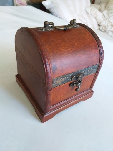 Zdjęcie oferty: Mini kuferek z lat 90 drewniany 14 x 14 x 18 cm.