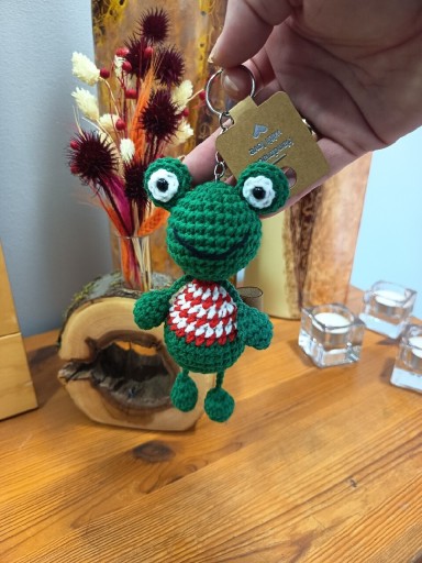 Zdjęcie oferty: Szydełkowa żabka w czerwonym sweterku spory brelok zawieszka dekoracja 