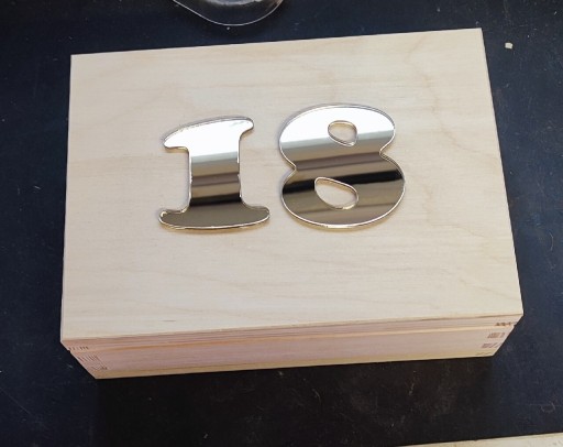 Zdjęcie oferty: Niezbędnik urodzinowy, pudełko z przegródkami , prezent , 18 urodziny 