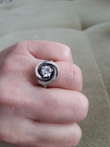 Zdjęcie oferty: pierścionek z cyrkonią srebro 925 wielkość 18