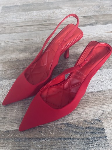 Zdjęcie oferty: Czerwone sandały na obcasie ZARA