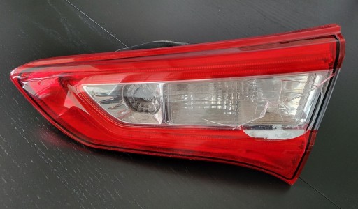 Zdjęcie oferty: Toyota Yaris III lampa tylna w klapę prawa LED