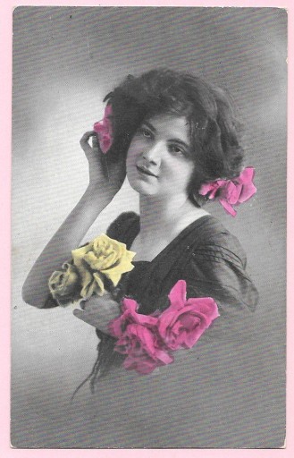 Zdjęcie oferty: Urocza młoda kobieta na starej pocztówce ...